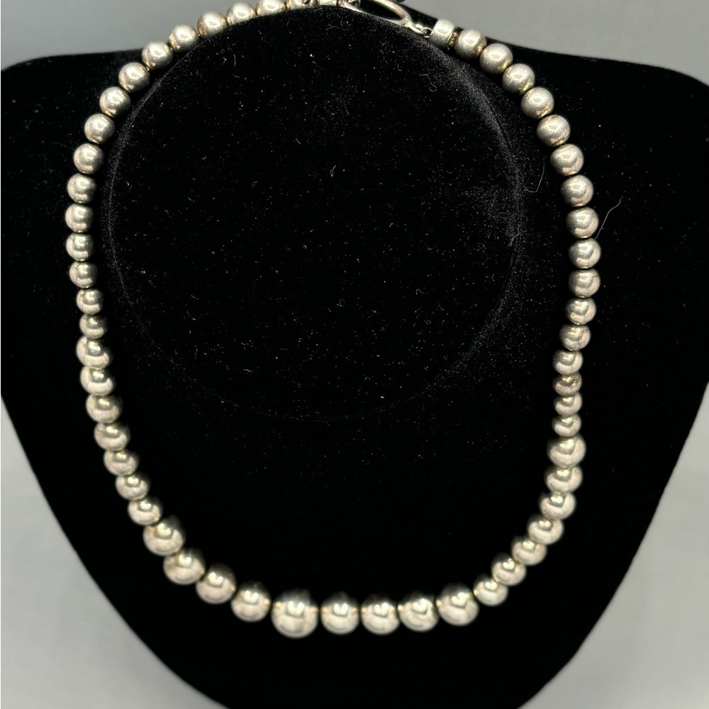 Elegant Navajo Silver Beaded Necklace - Picture 3 of 5